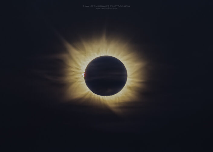 Total Solar Eclipse 2026 - inner, medium and outer corona, partially hidden behind clouds
